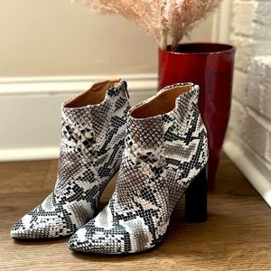 Snake Print Boots size 7 Like New! 🖤🤍